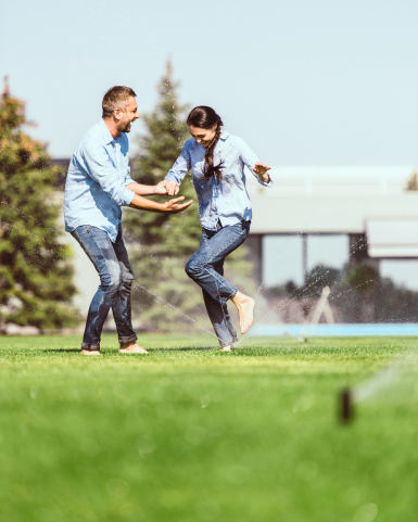 Tipps_Boremo_tanzende_Personen_auf_Gras